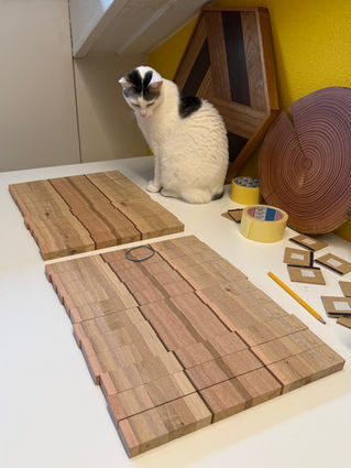 Minous bij houten snijplank delen