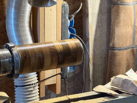 Houten vaas op draaibank, houtbewerking, Yuri's Houtwerk in actie, in close-up.