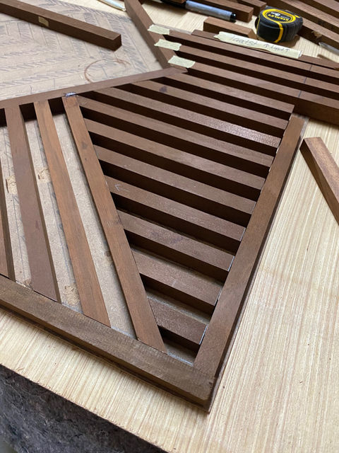 Alle latjes met elkaar verlijmen