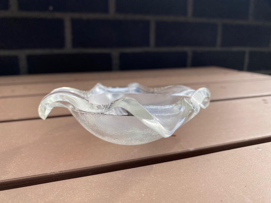 Transparante epoxy niet- asbak op houten tafel in de buitenlucht. Asbakje? Nee!