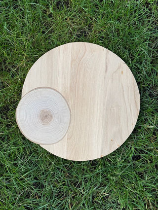 Ronde houten borrelplank op gras, Borrelplank rond eiken met schijf, Yuri's Houtwerk.