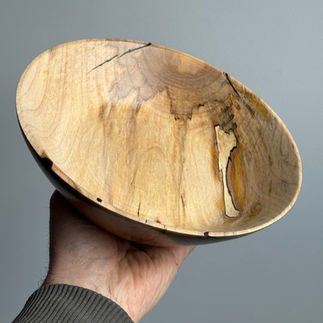 Hand houdt houten Schaaltje Zennewijnen hout, close-up van de houten kom.