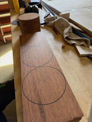 Het aftekenen van cirkels op de meranti houten spil