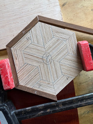Zeshoekig houten doosje met ingelegd patroon