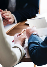 La firma de un contrato