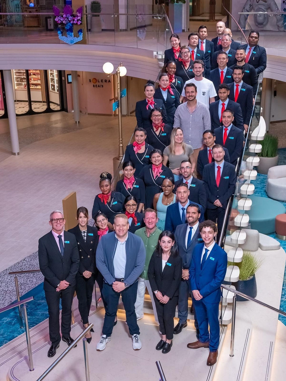 Star of the Seas Retail Team alongside Jason Liberty, CEO Royal Caribbean Group (Photo; Gebr. Heinemann)
