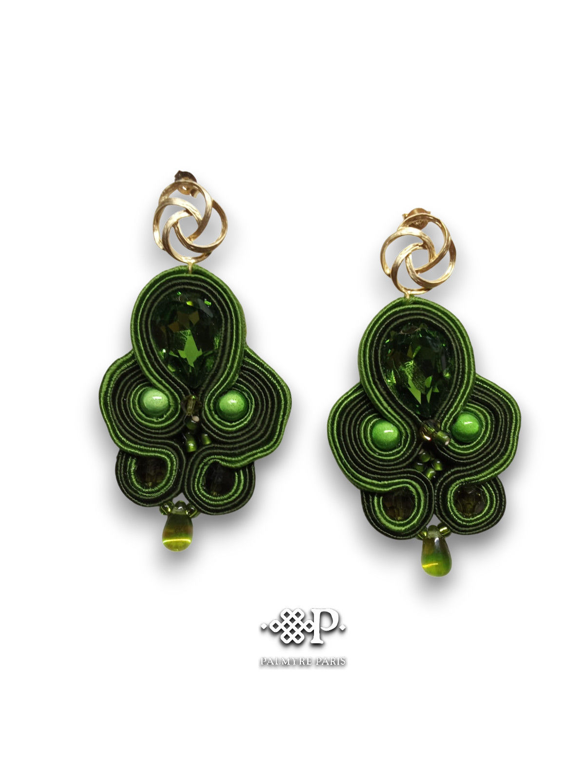 Boucles d’oreilles Cassiopée Olivine vert minéral brodées à la main – Palmyre Paris