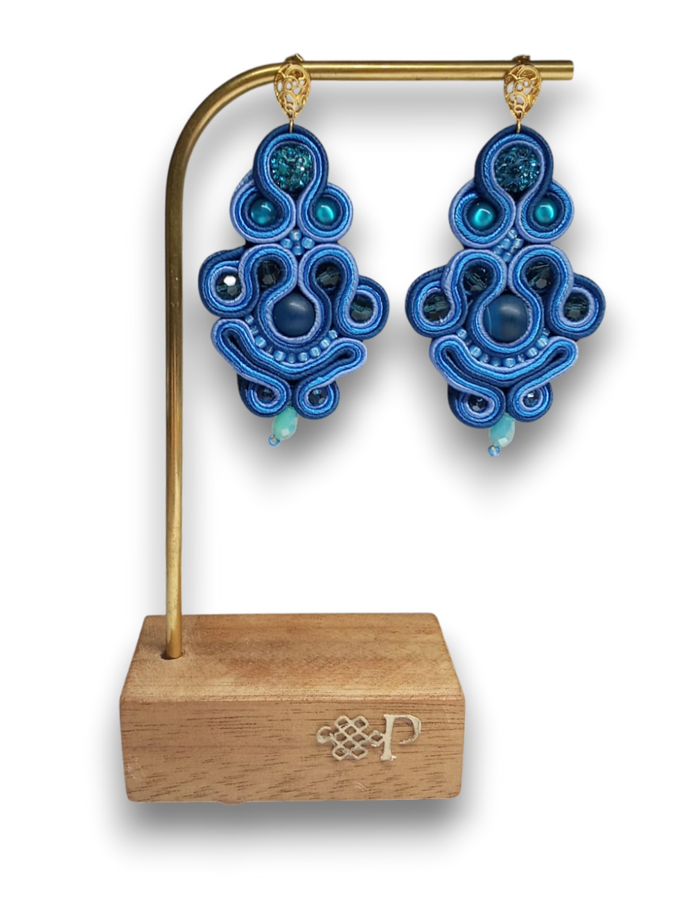 Boucles Mitsuko Lagon présentées sur socle