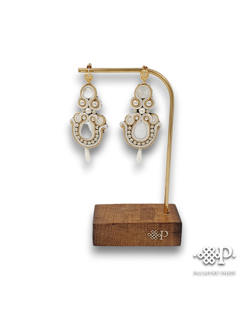 Miniature : Boucles d’oreilles Mitsuko Trianon sur présentoir Palmyre Paris