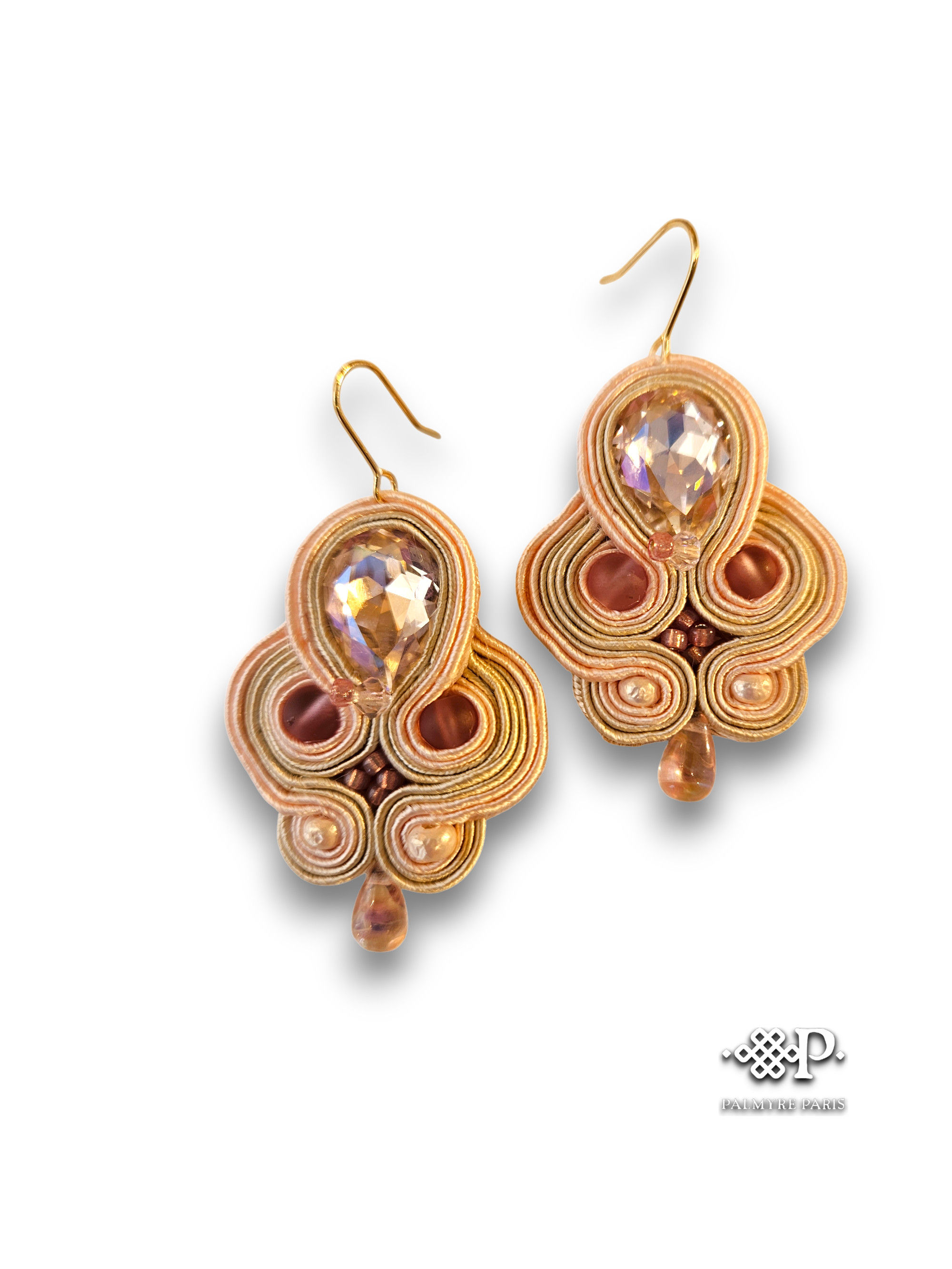 Cassiopée Rosée – boucles d’oreilles brodées à la main