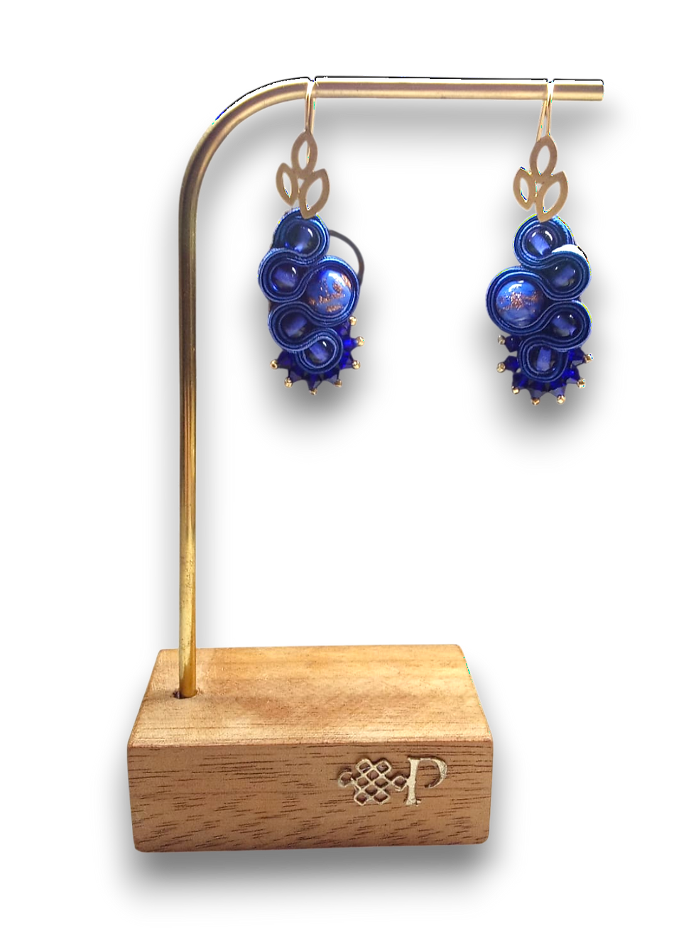 Thumbnail: Boucles d’oreilles brodées main Lili Lagune d’Or bleu et or sur présentoir - Palmyre Paris