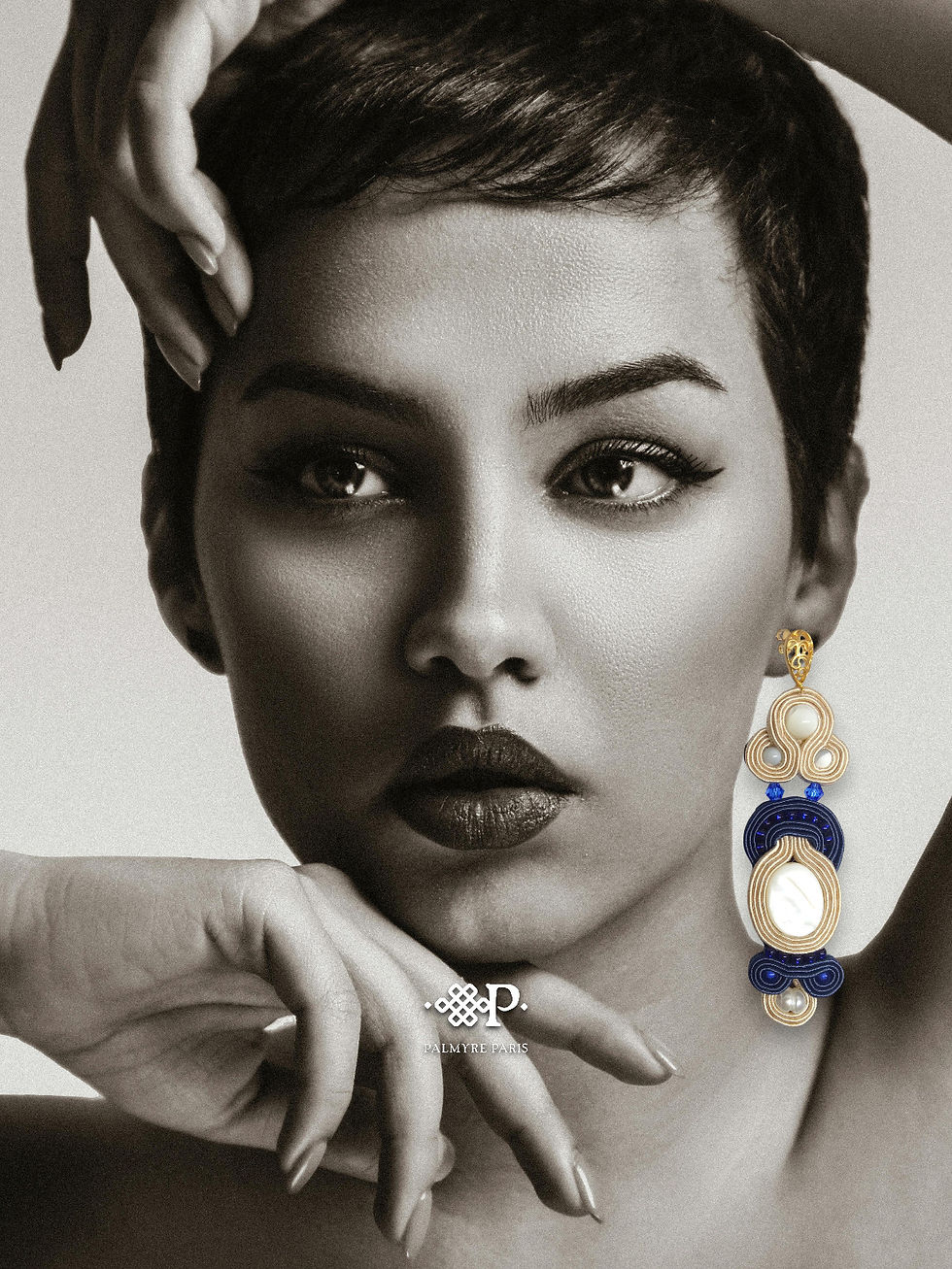 Thumbnail: Octavia Lagon Nacré – boucles d’oreilles brodées à la main Palmyre Paris avec perles de nacre portée