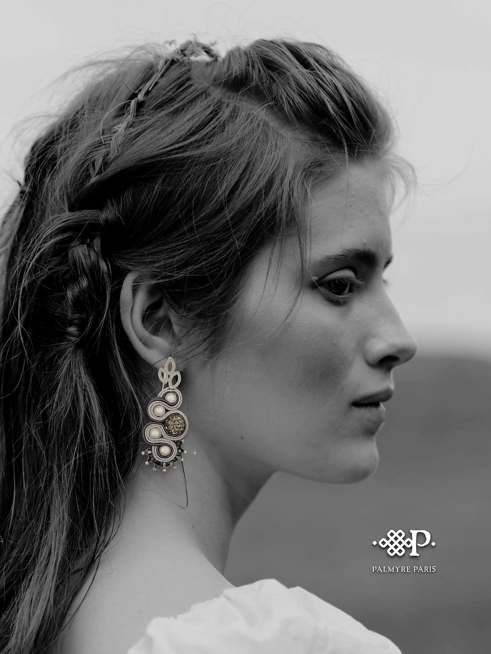 Thumbnail: Boucles d'oreilles Lili Rive Gauche gris perle et gris foncé cousues main portée à l'oreillePalmyre Paris