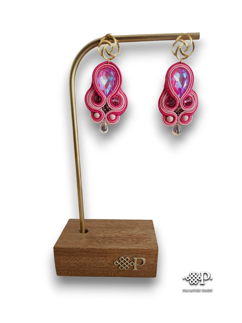 Thumbnail: Boucles d’oreilles Cassiopée Framboise en camaïeu de roses sur présentoir.