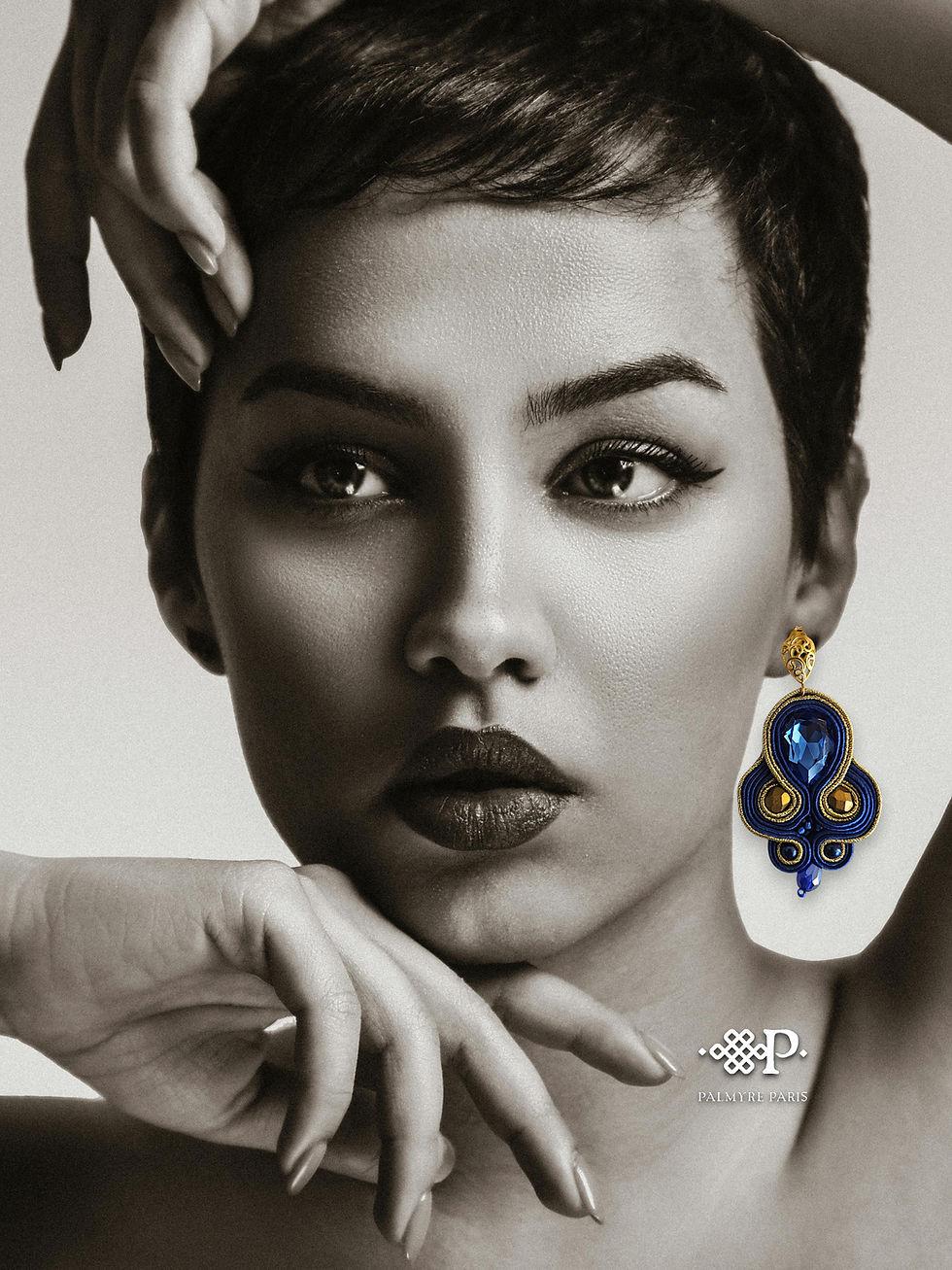 Miniature : Boucles d’oreilles Cassiopée Impériale bleu marine et or portées.