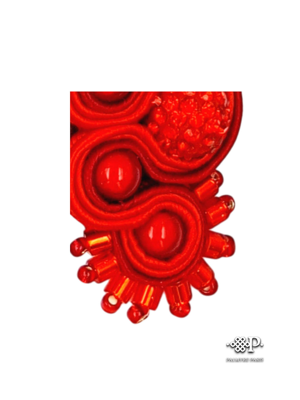 Miniature : Gros plan sur les perles rouges et les courbes de passementerie cousue à l’aiguille de Lili Rouge Cerise – Éventail.