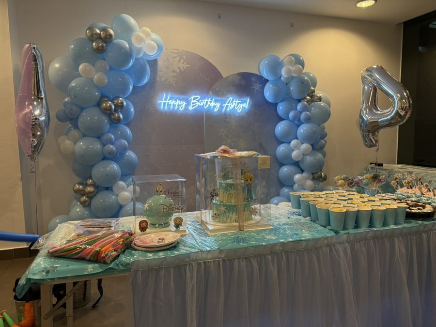 Themed birthday party: Twin arches over the dessert table