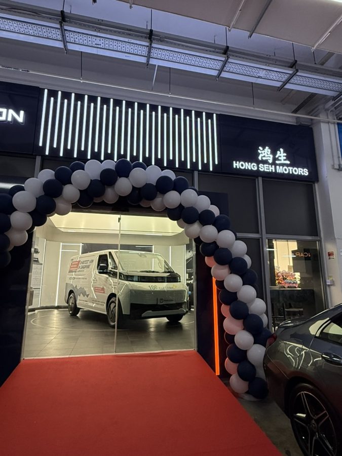 Showroom opening: Two-tone balloon archway