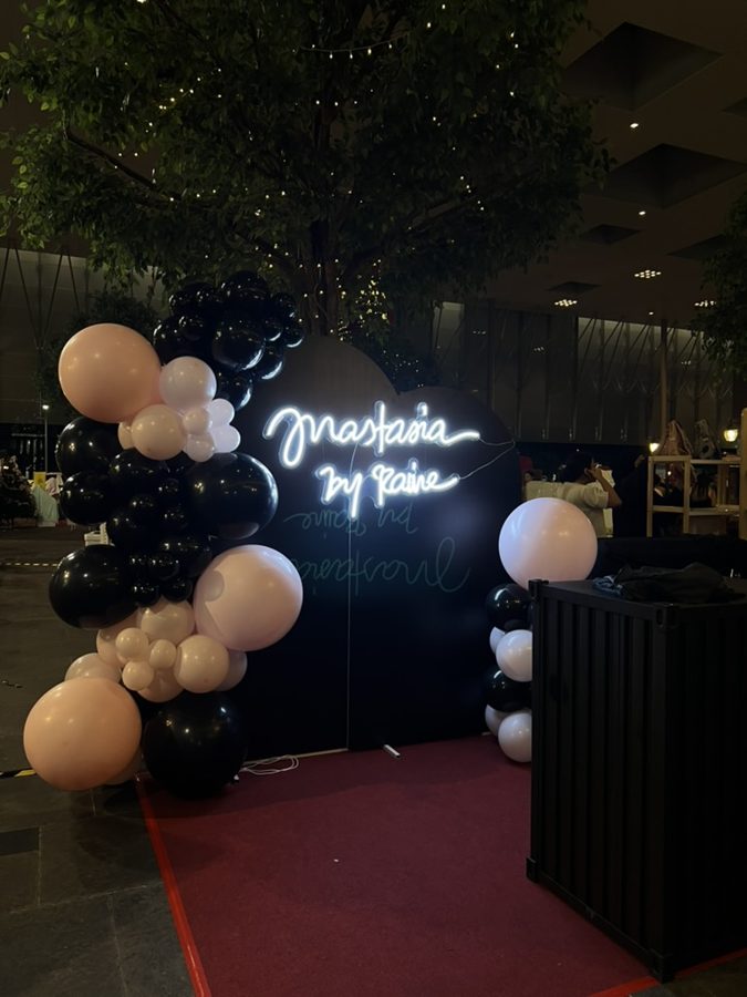 Brand pop-up: Garland & columns for a neon backdrop