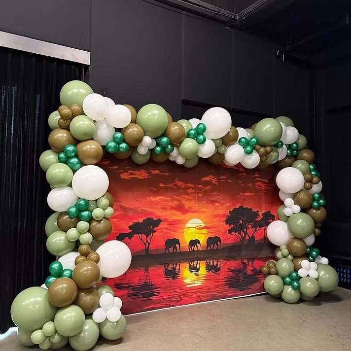 Safari-themed party: photo booth backdrop with balloon garland frame