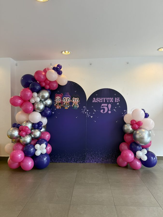 5th birthday: Double-arch backdrop with chrome garland
