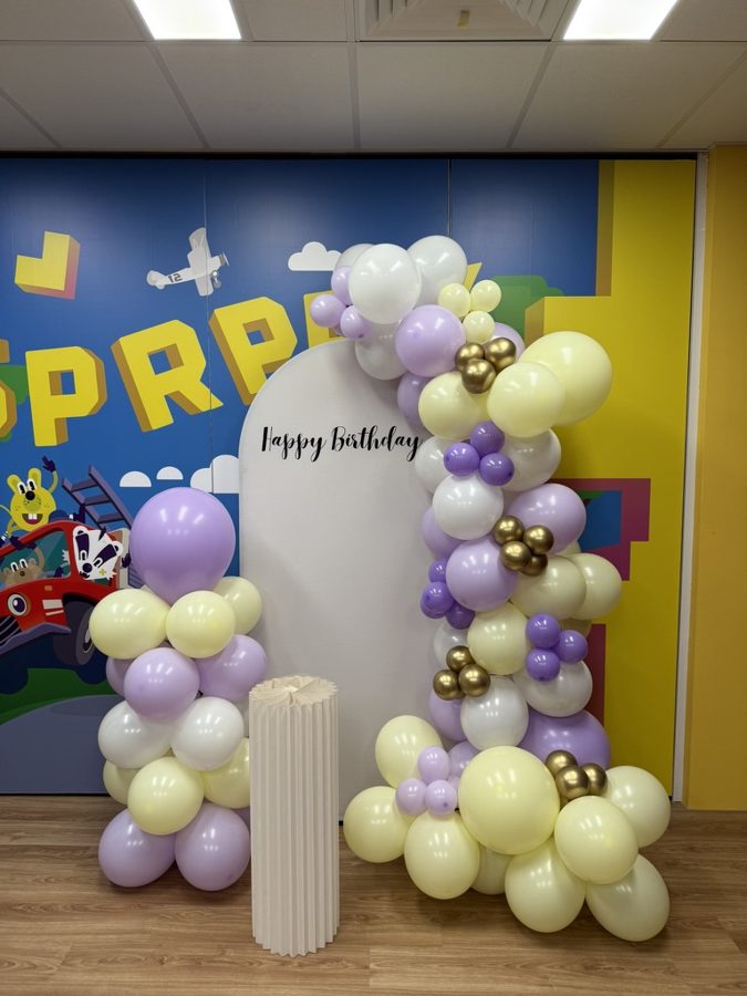 Kids’ birthday party: Pastel garland & column