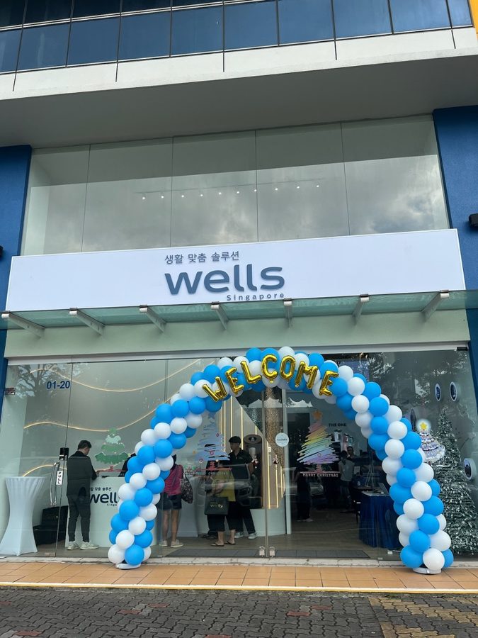 Store opening: Welcome archway with foil letters