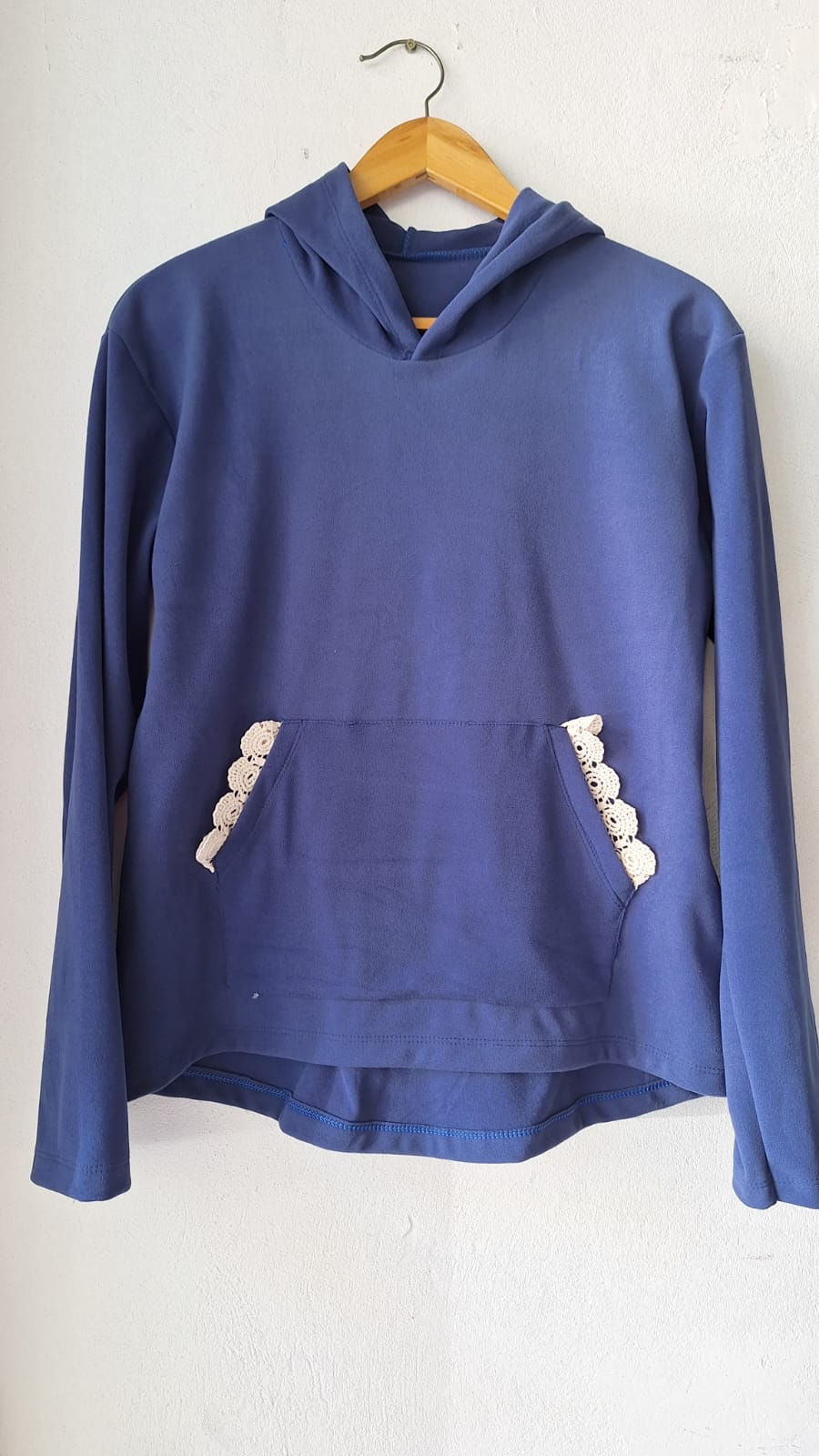 Miniatura: BUZO CANGURO CON BRODERY