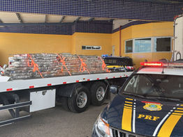 PRF APREENDE 1,9 TONELADA DE MACONHA NO TETO DE CAMINHÃO FRIGORÍFICO EM JUAZEIRO