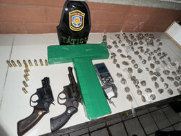 COM LEVANTAMENTO DA INTELIGÊNCIA, POLICIAIS DO PELOTÃO TÁTICO DO 4° BPM REALIZARAM OPERAÇÃO NO CENTRO DE AGRESTINA, APREENDERAM DROGAS, DUAS ARMAS DE FOGO E PRENDERAM CINCO PESSOAS