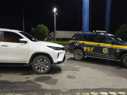 PRF RECUPEROU CARRO DE LUXO ROUBADO EM CARUARU. O VEÍCULO ESTAVA COM A PLACA CLONADA E TODO ADULTERADO