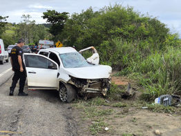 MOTORISTA ALAGOANO GUIANDO FIAT STRADA MORREU E QUATRO PESSOAS DA MESMA FAMÍLIA FICARAM FERIDAS EM TRÁGICO ACIDENTE DE TRÂNSITO NA BR-104 PRÓXIMO A ENTRADA DA VILA TERRA VERMELHA, NA DIVISA ENTRE CARU