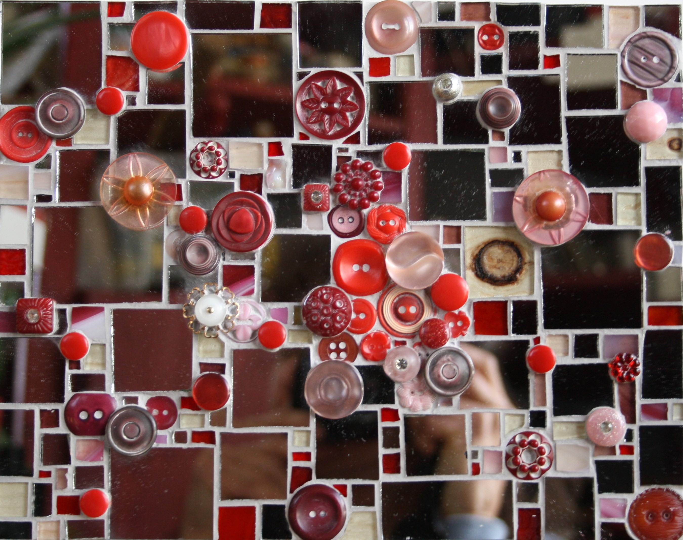 Miroir et boutons rouges