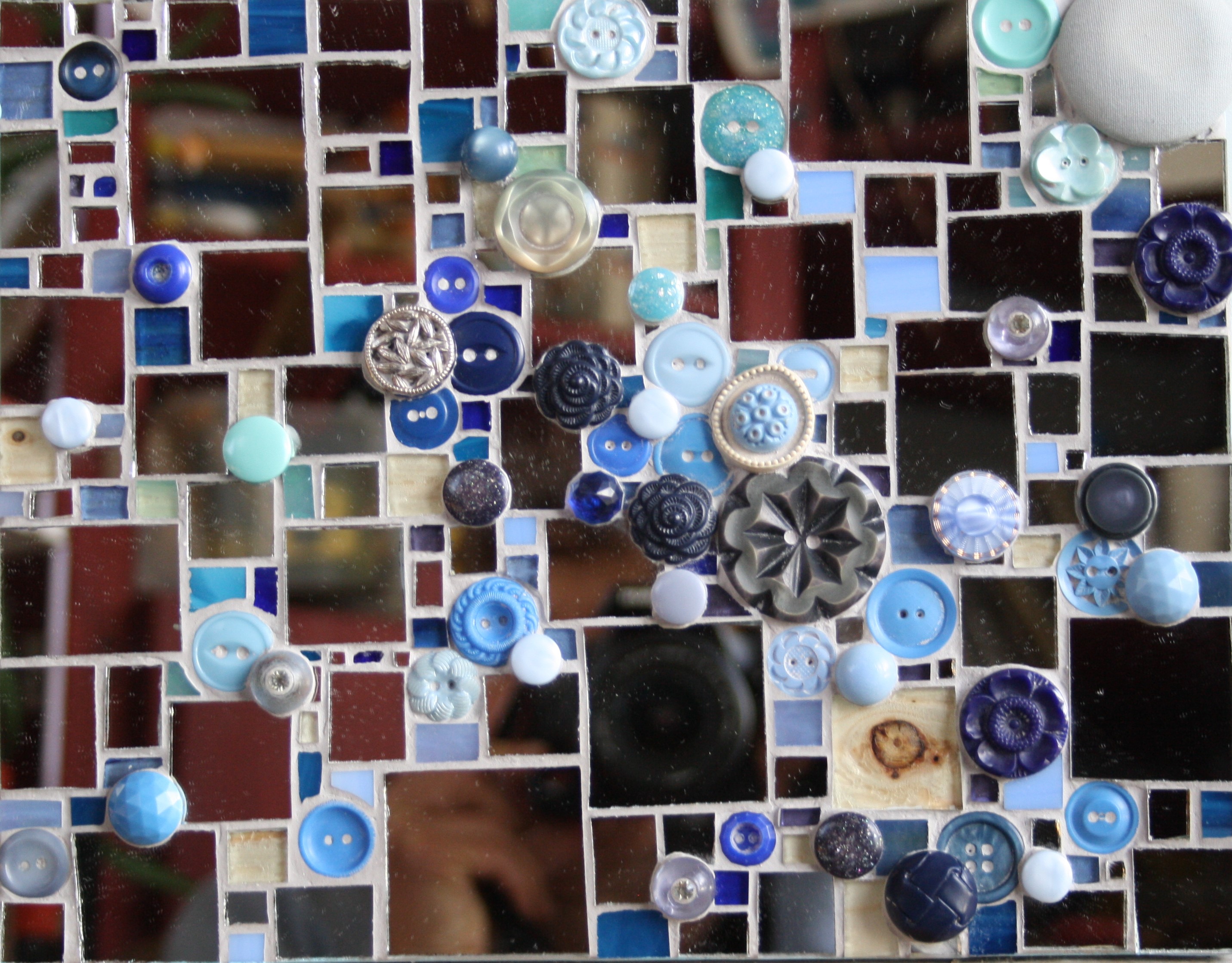 Miroir et boutons bleus