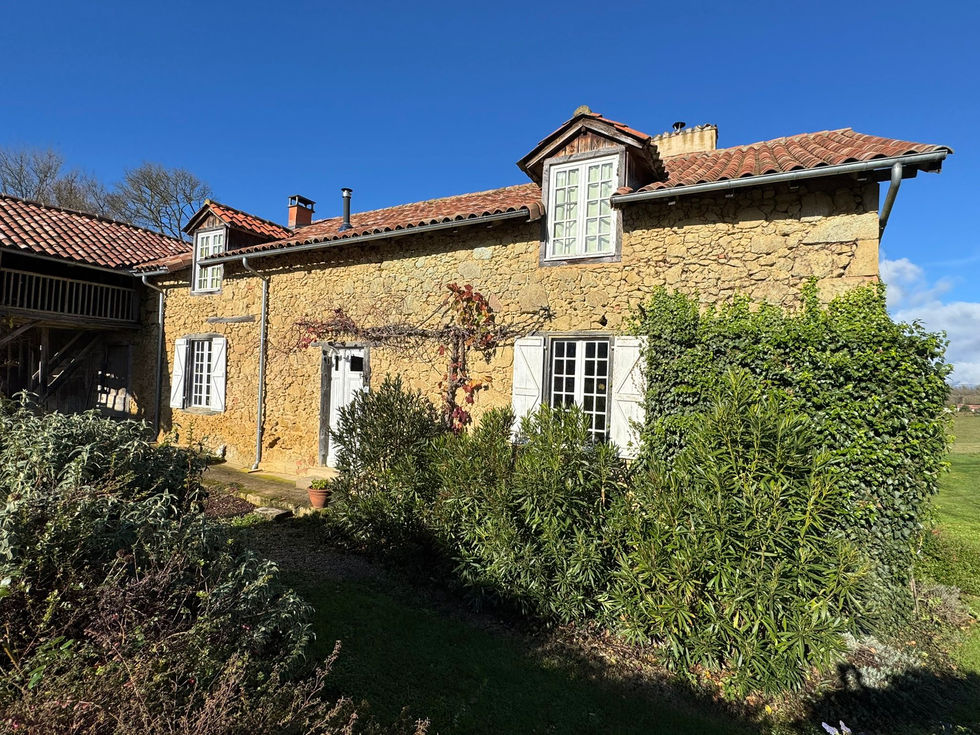 Zicht op de voorgevel van het huis