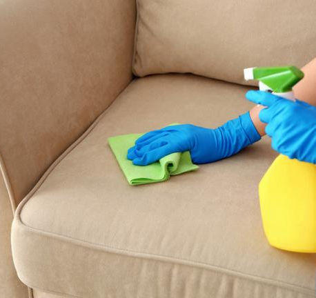 O que fazer e quais produtos usar para tirar a sujeira do seu sofá