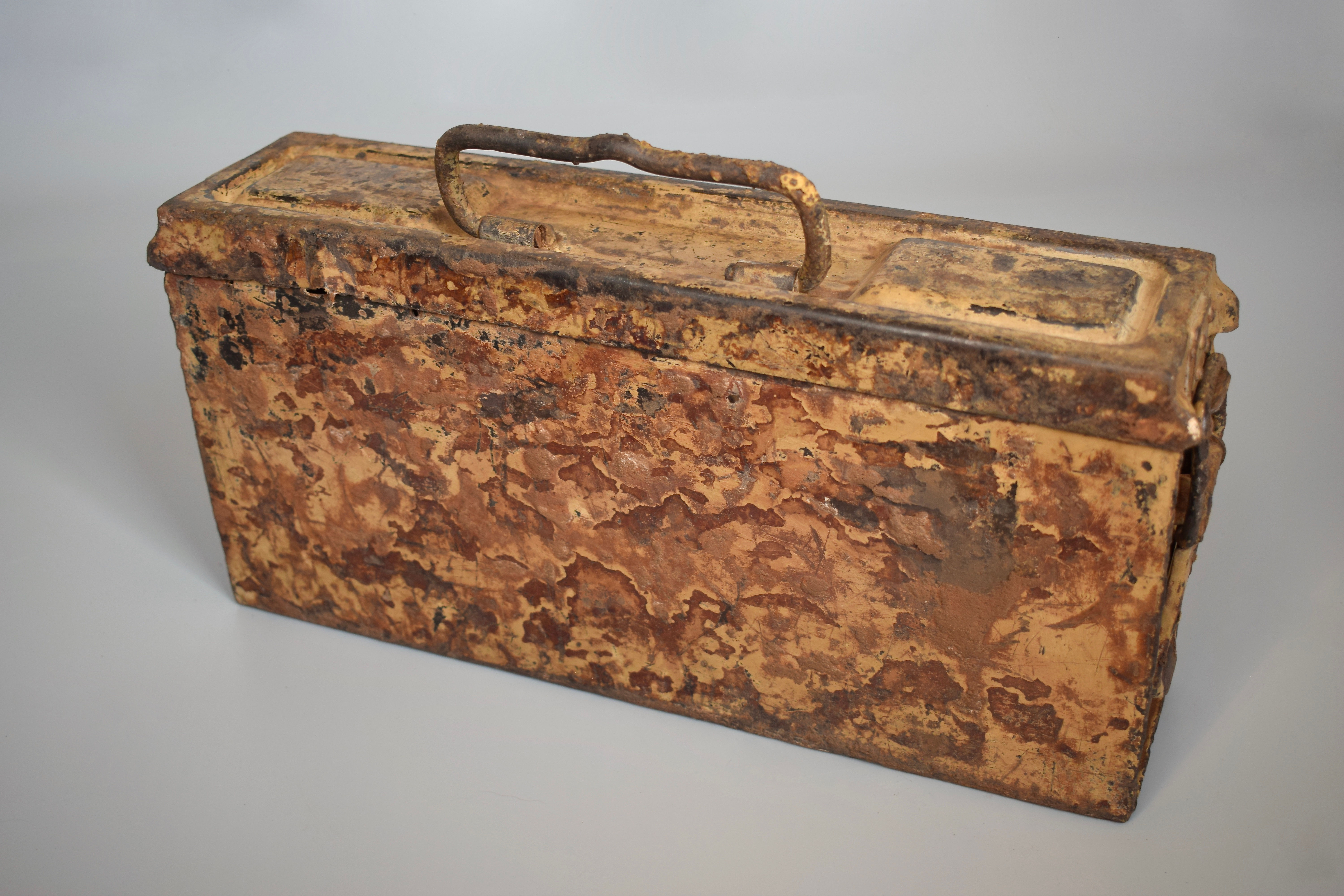 Tan/red camouflage MG34/42 ammo box 'ets'