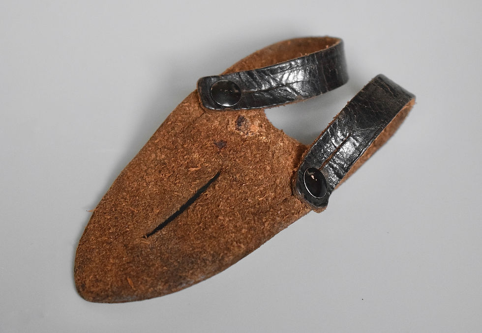 Thumbnail: Dienstglas binocular leather button tab 'Leitz Wetzlar 1937'
