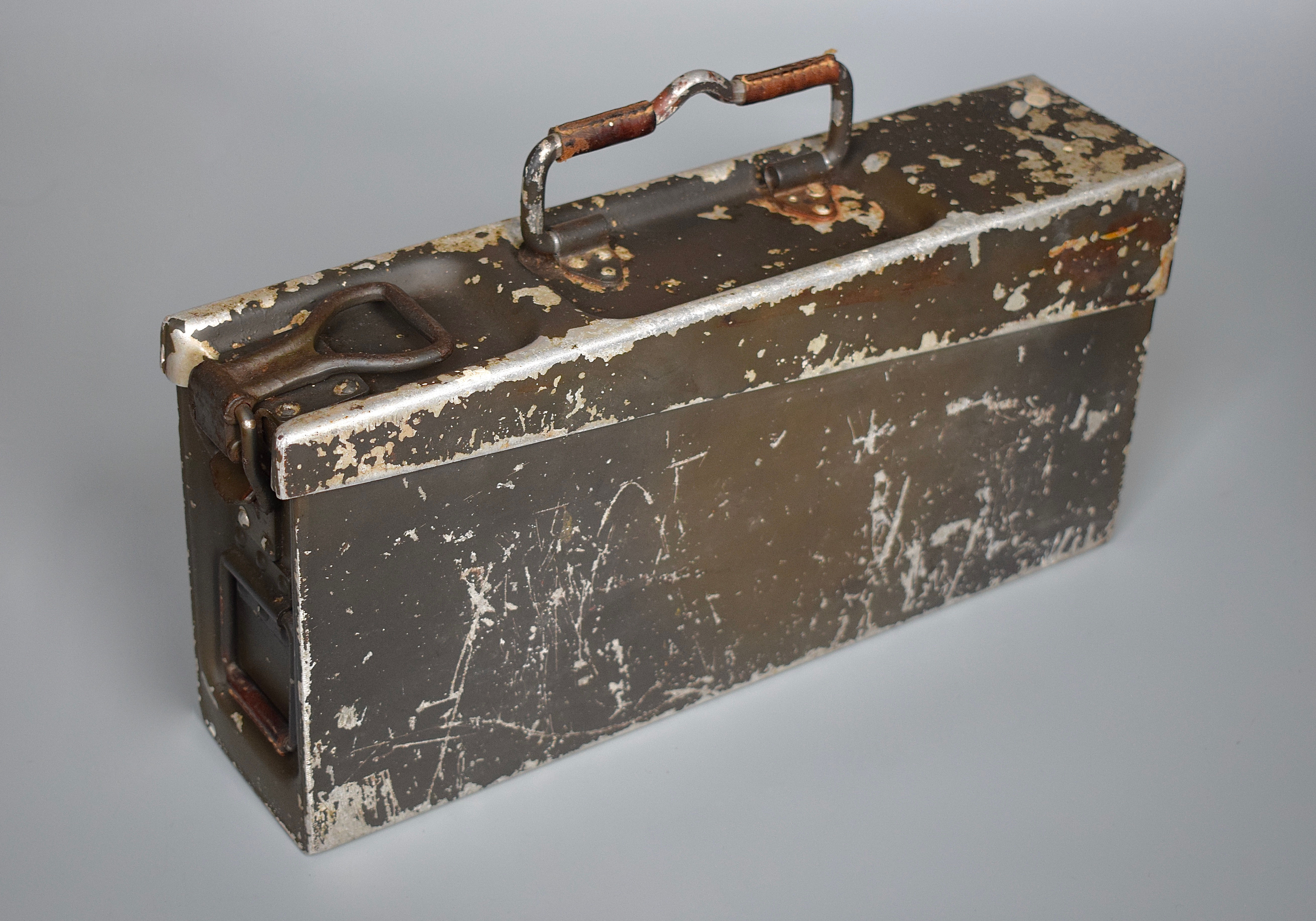 Grey/brown camouflage MG34/42 ammo tin '1940'