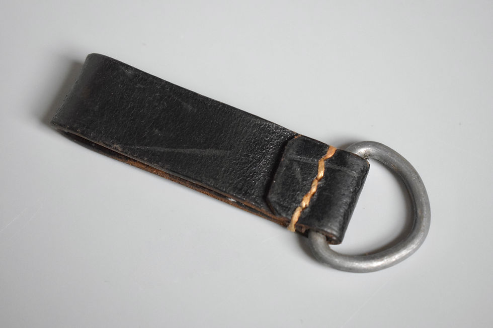 Thumbnail: Black leather D-ring belt loop