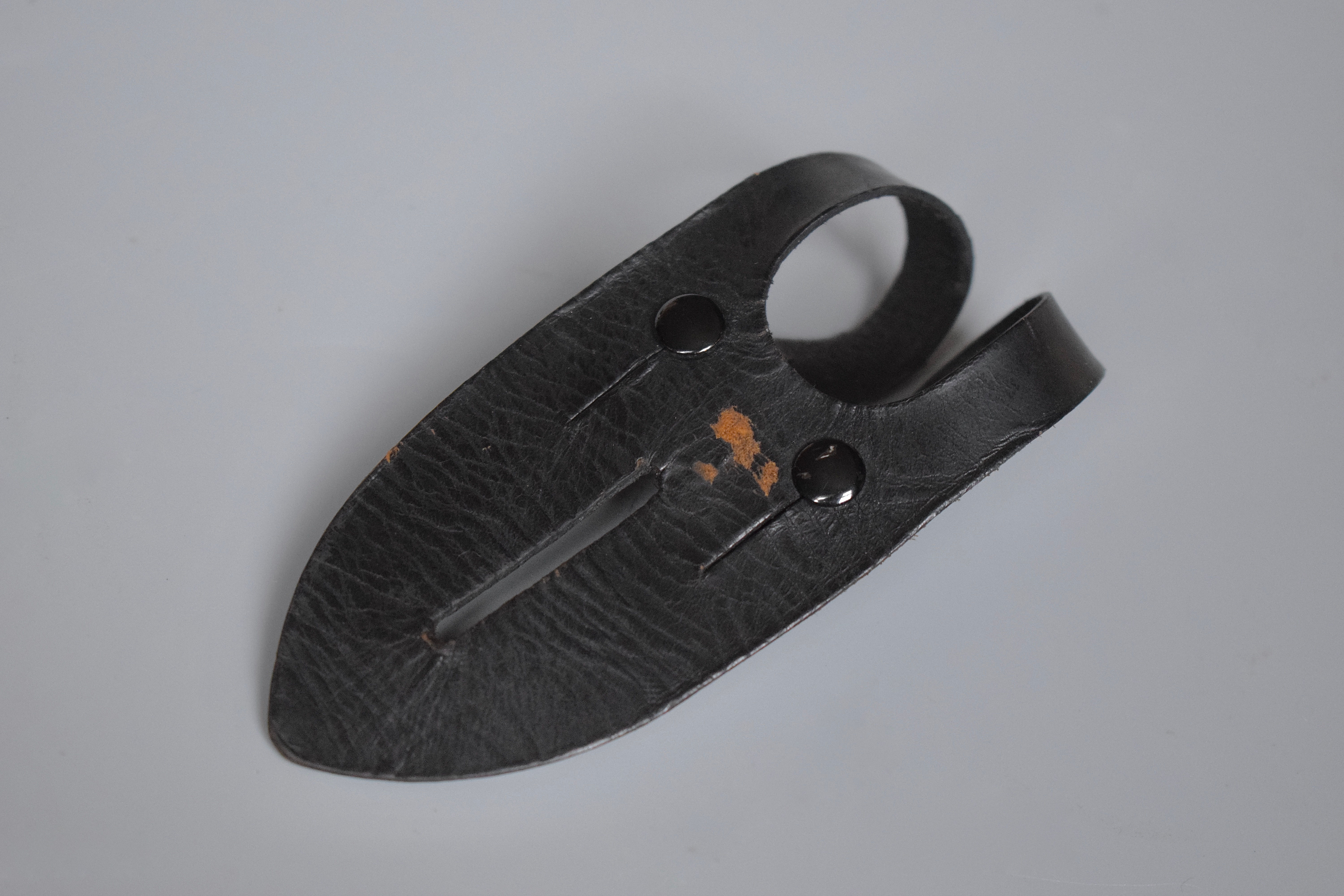 Dienstglas leather button tab