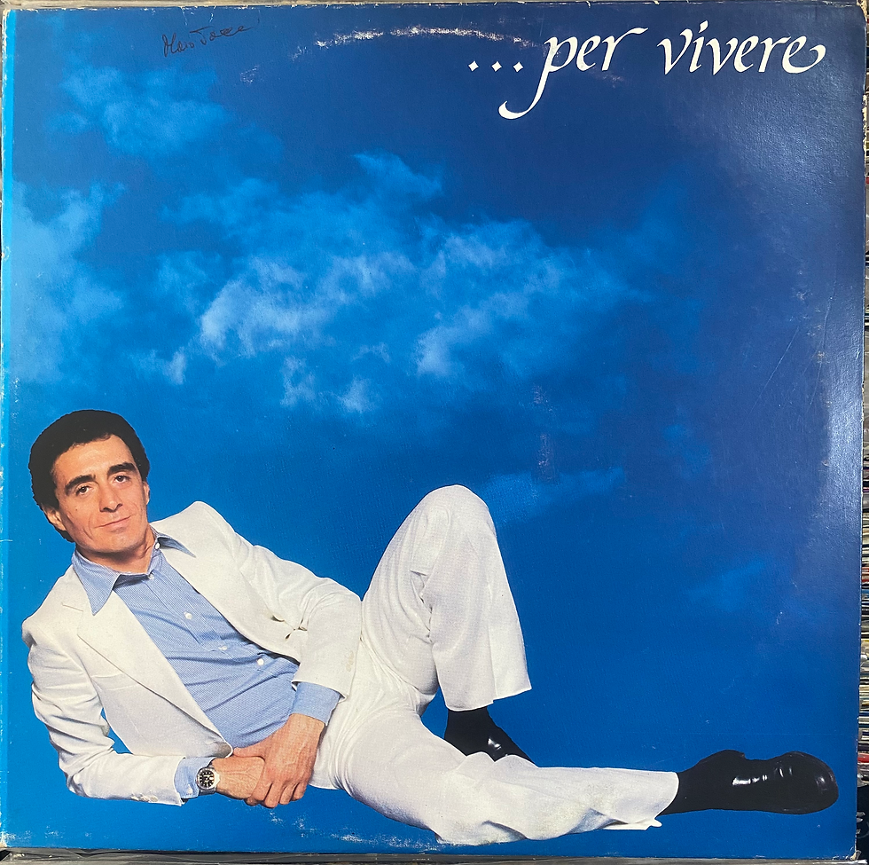 Copertina album “…per vivere…”: uomo in bianco disteso su sfondo azzurro