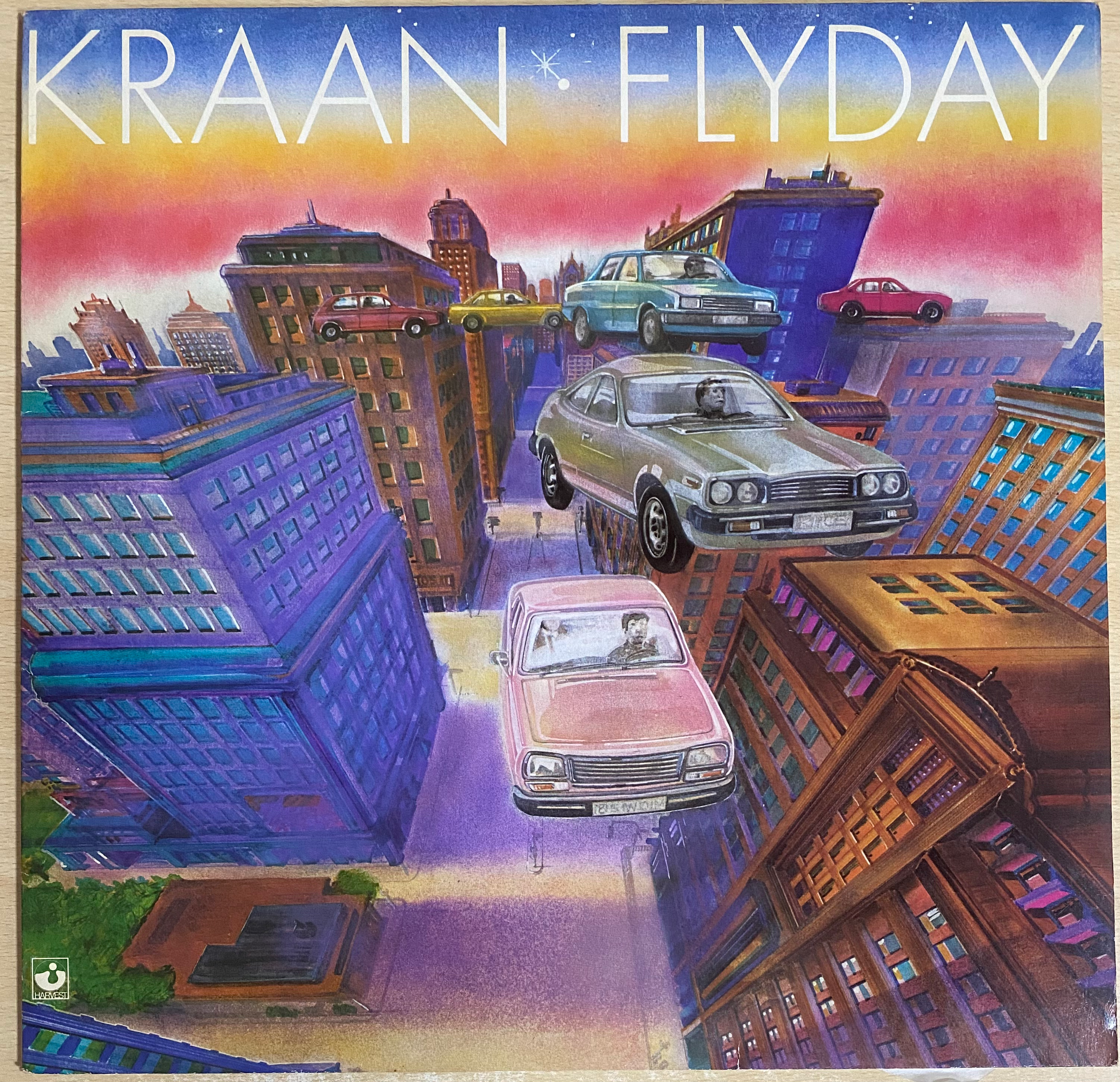 Copertina album Kraan Flyday: auto volanti su città