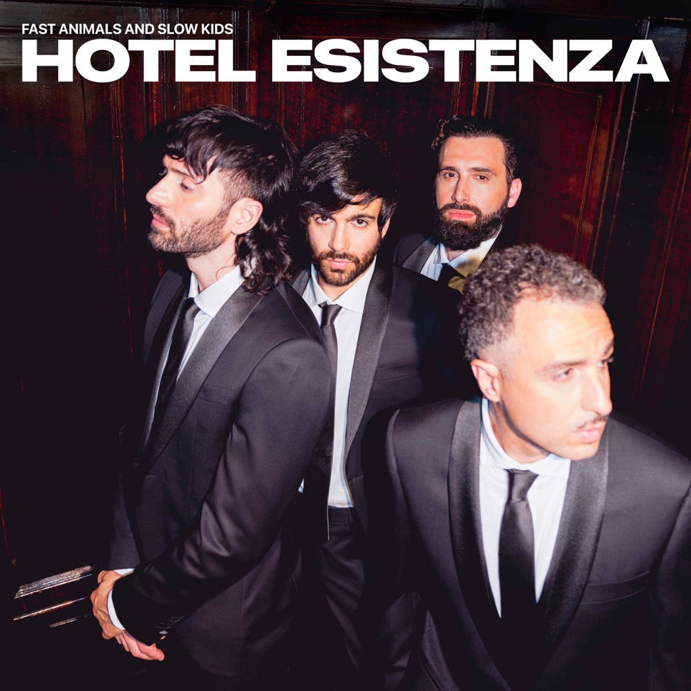 Copertina album: Hotel Esistenza, gruppo musicale in abiti eleganti