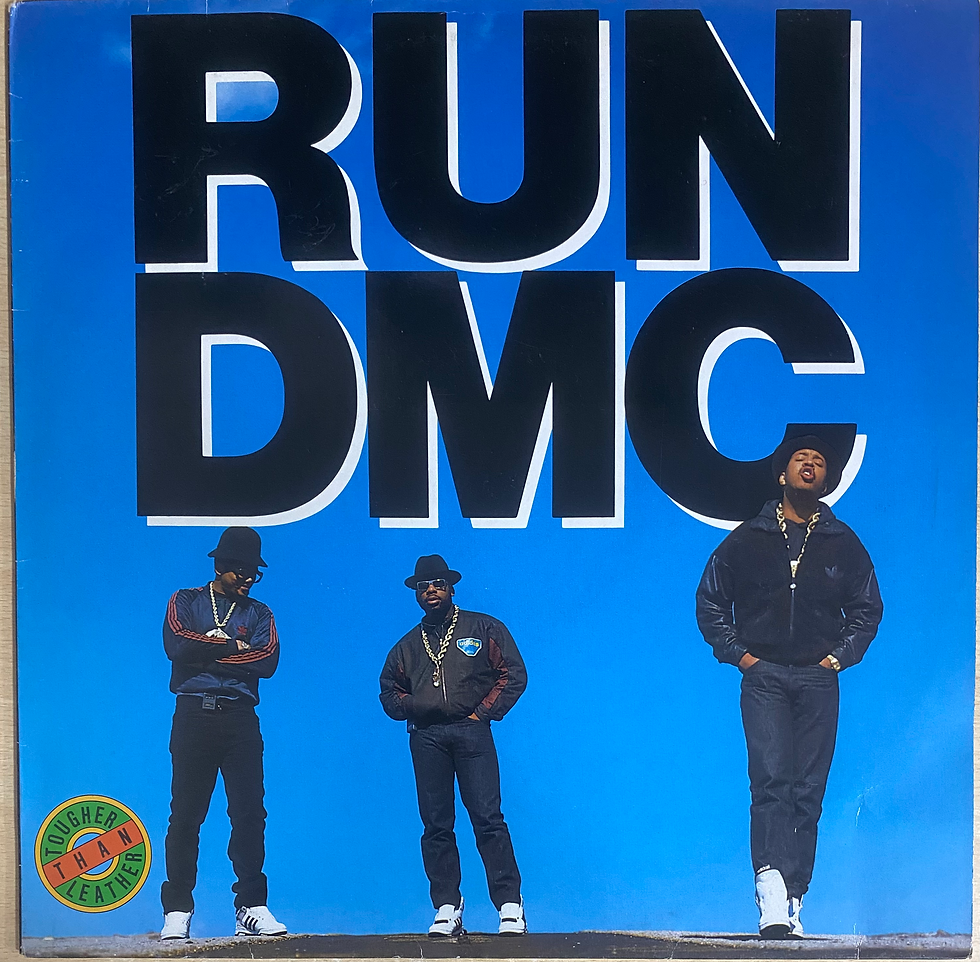Copertina dell'album Run-DMC: i tre membri del gruppo, sfondo blu