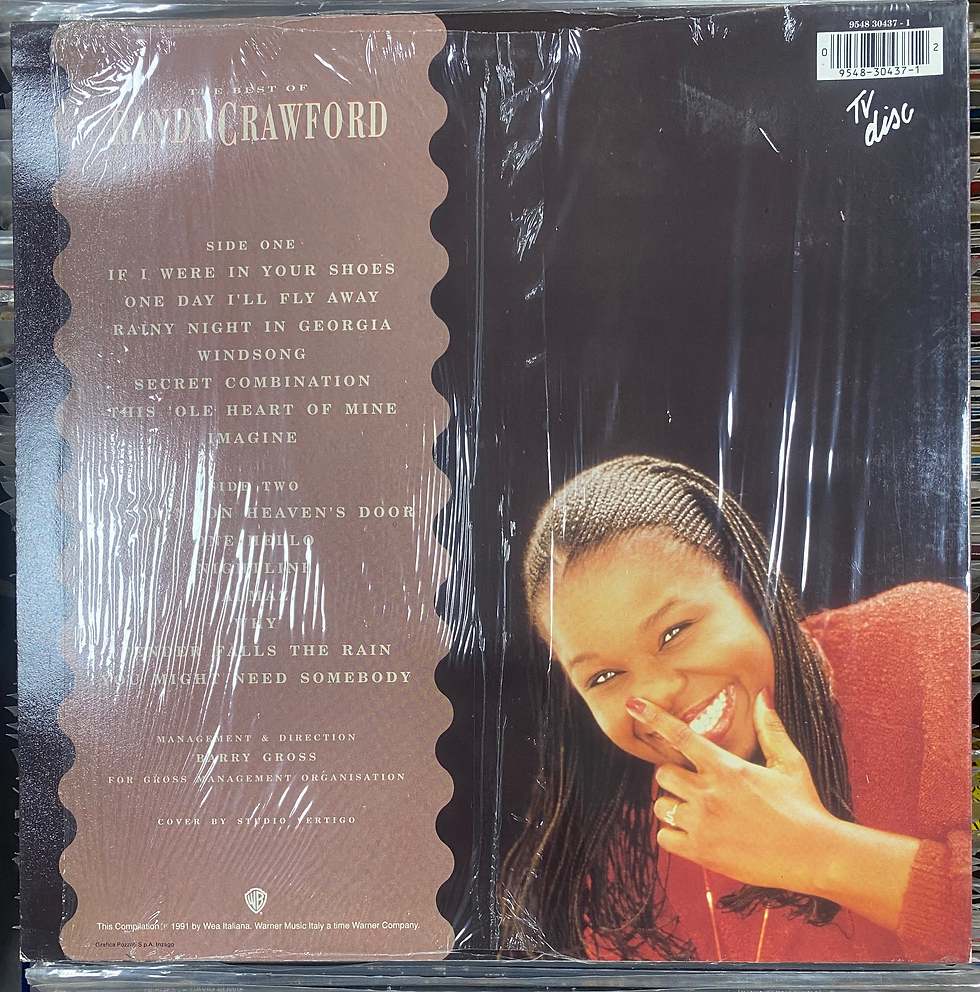 Copertina posteriore CD, cantante sorridente, testo visibile