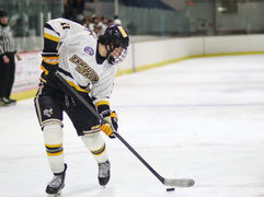 Men’s ice hockey shuts out Corsairs in home opener