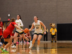 Women’s basketball conquers the Vikings
