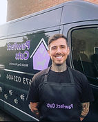 Alessandro Cilione accanto al furgone di toelettatura mobile a Cambridge – servizio grooming professionale a domicilio