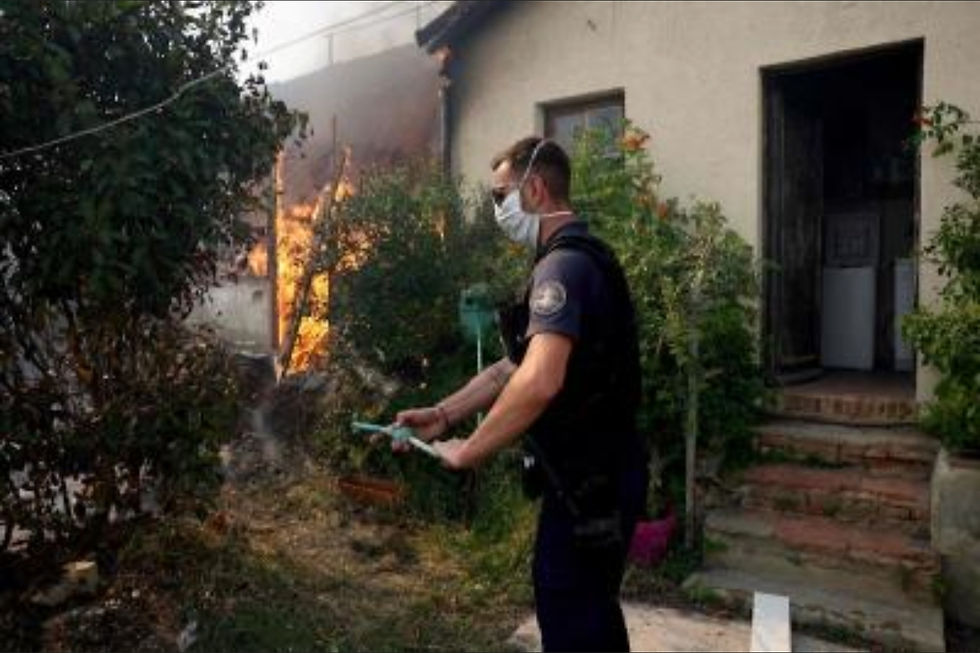 Un pompier éteignant un incencdie